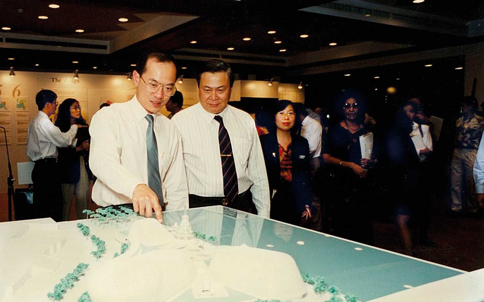 Image of Minister for Information and the Arts George Yeo and Robert Lau looking at the building design prototype of Esplanade.