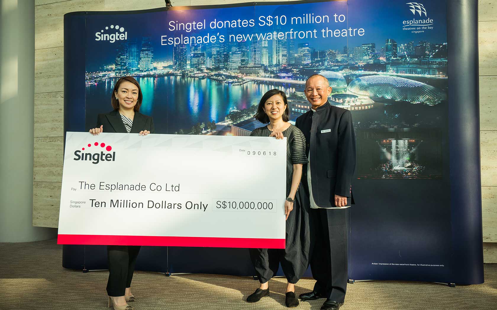 Image of CEOs of Singtel and Esplanade with the 10 million dollar donation cheque.